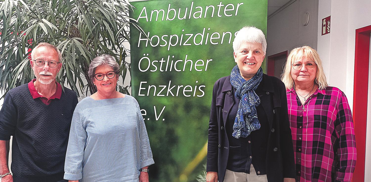 Vier Personen stehen vor einem Plakat des Ambulanten Hospizdienstes Östlicher Enzkreis e.V.